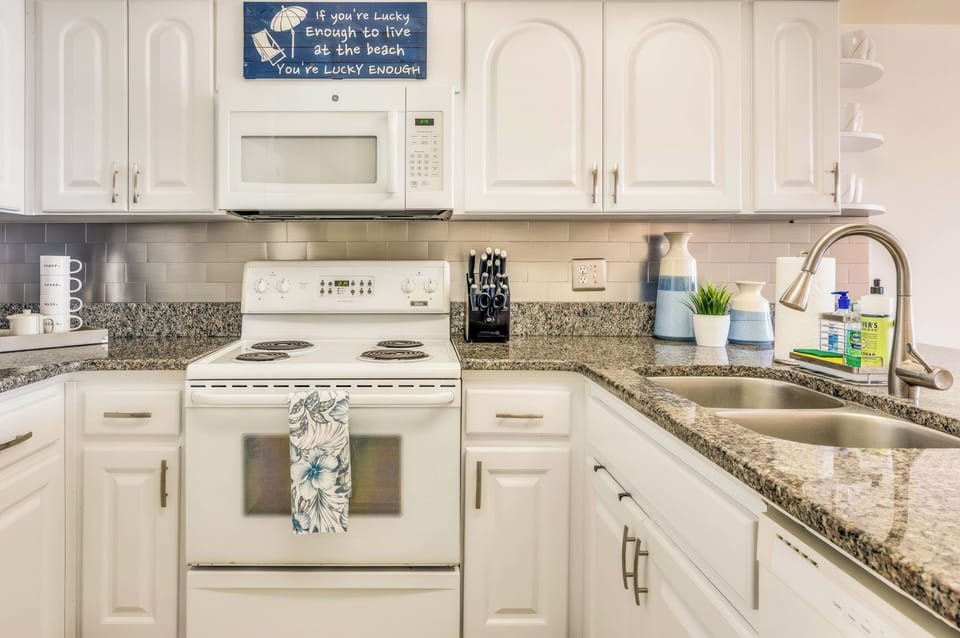 Apartment, Balcony, Ocean View | Private kitchen