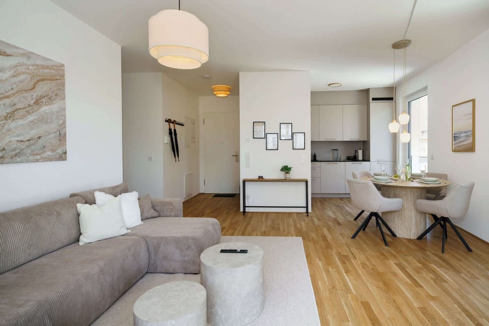 Wohnzimmer: Sicht in Richtung Flur und Küche