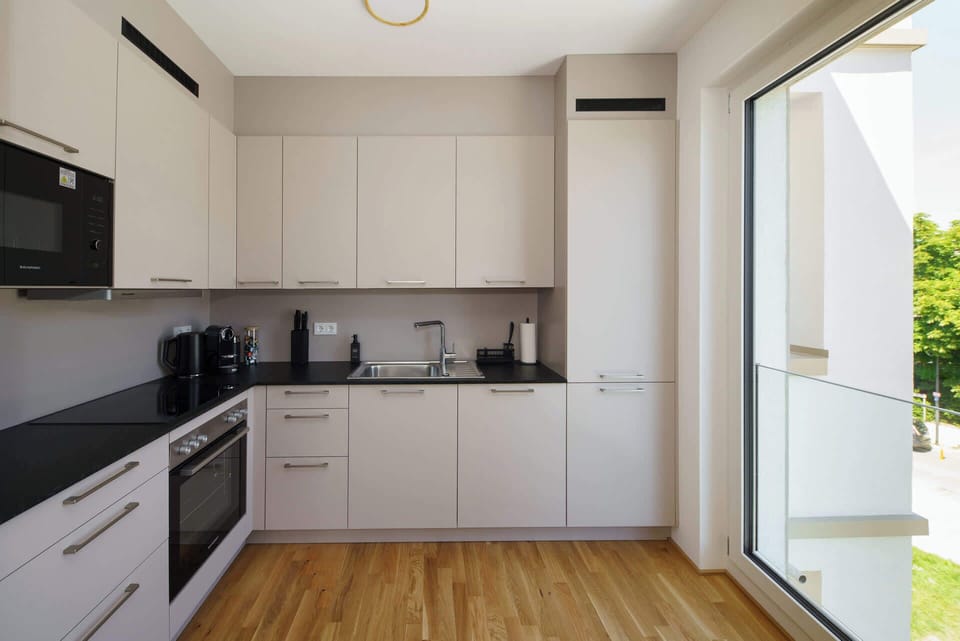 Vollausgestattete Küche mit Kühlschrank, Backofen, Mikrowelle, Nespresso-Maschine, Wasserkocher und Toaster