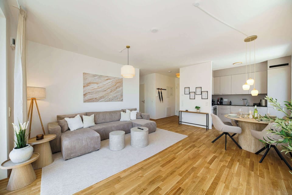 Wohnzimmer: Sicht aus Richtung des Balkons