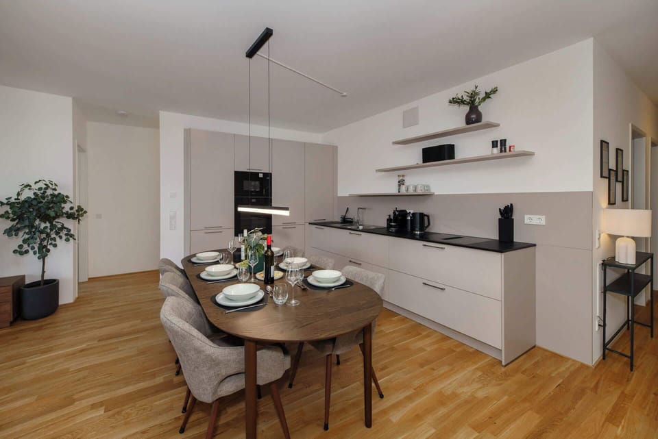 Vollausgestattete Küche mit Kühlschrank, Backofen, Mikrowelle, Nespresso-Maschine, Wasserkocher und Toaster