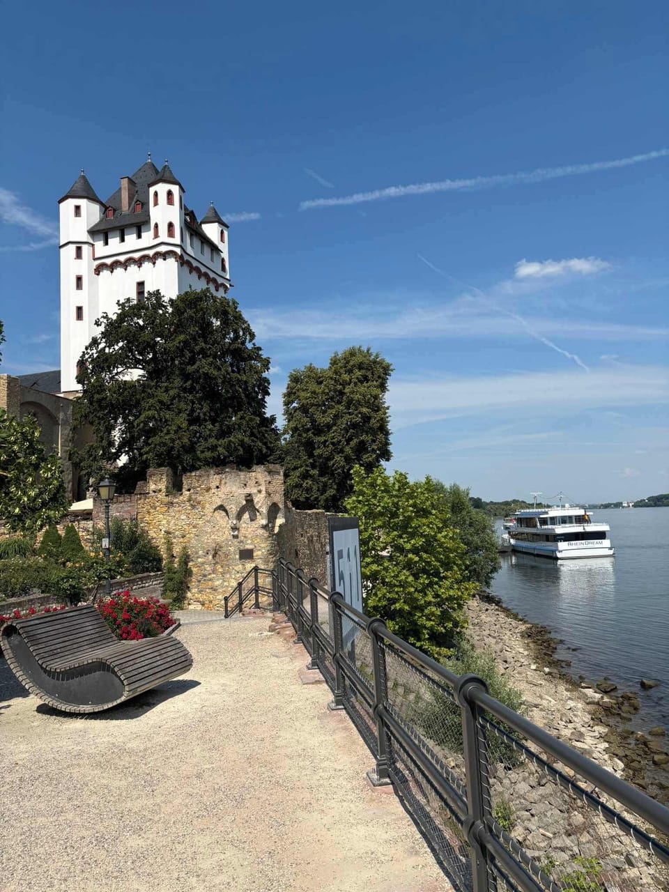 Kurfürstliche Burg Eltville 
(Nur 10 Gehminuten von der Wohnung entfernt)