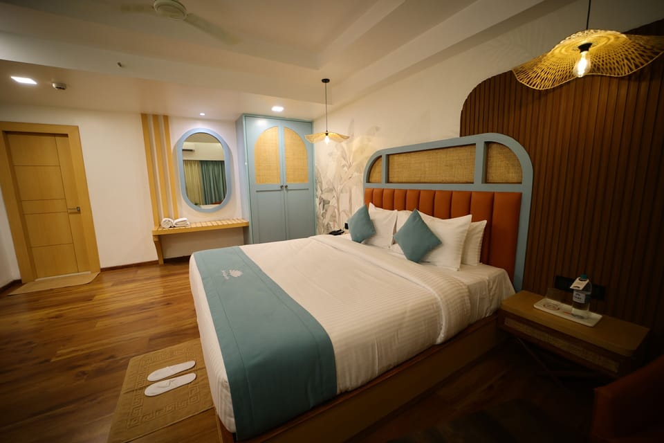 Suite | In-room safe, laptop workspace, blackout drapes