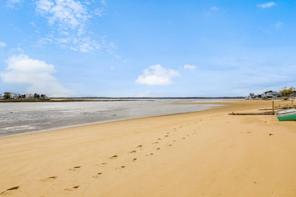 Private Neighborhood Beach with easy launch of kayaks, canoes, or paddle boards! Water play all day!