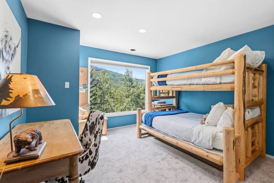 Bedroom 4 : Twin single over full with workspace
