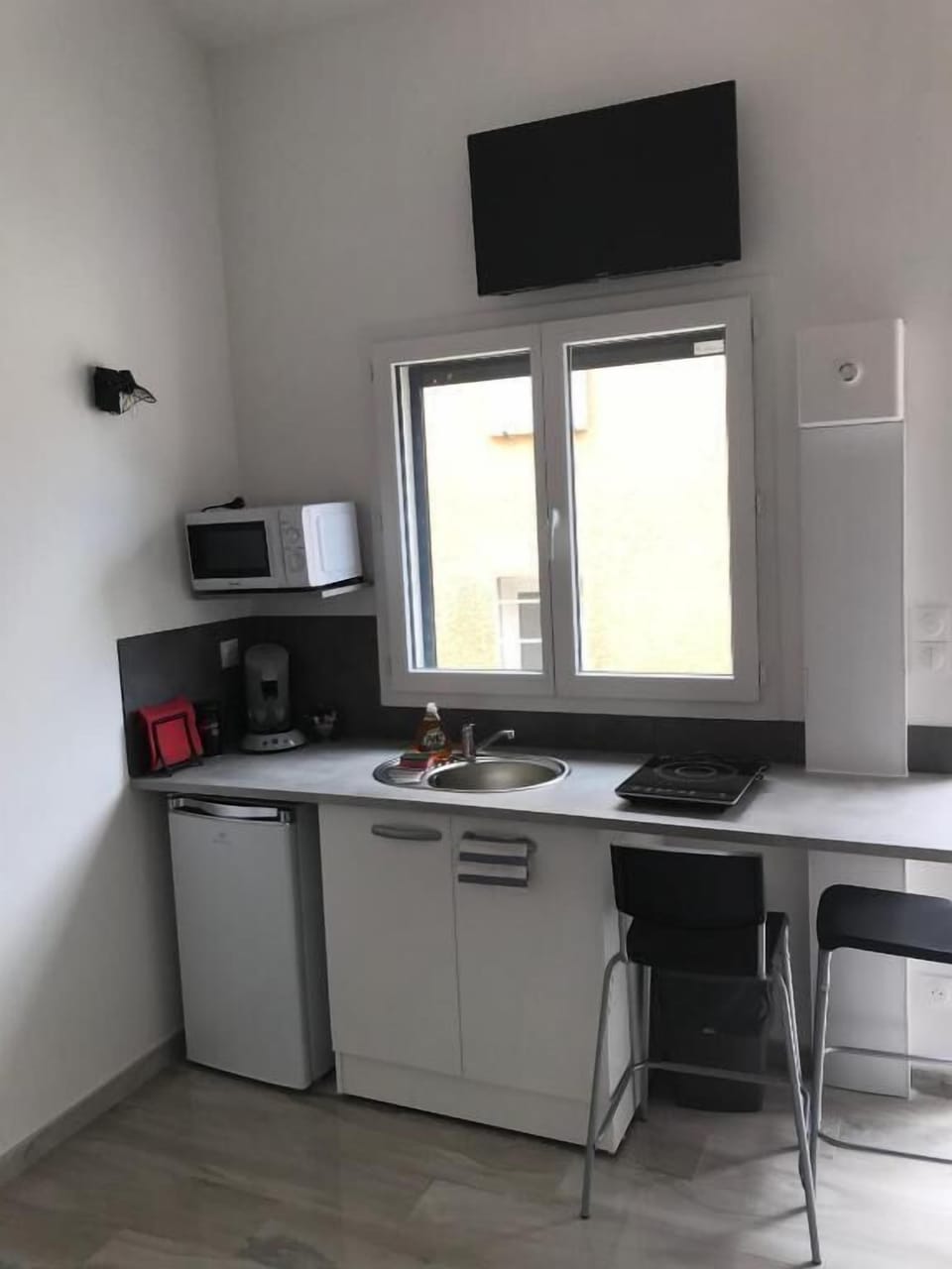 Studio | Private kitchen | Fridge, microwave, stovetop, cookware/dishes/utensils