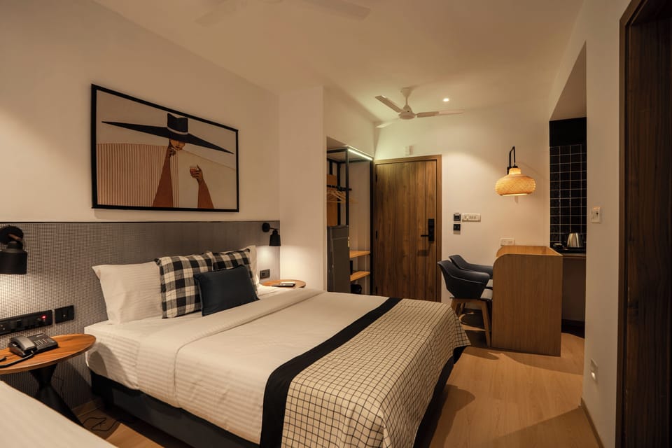 Premium Studio | In-room safe, desk, laptop workspace, WiFi (free)