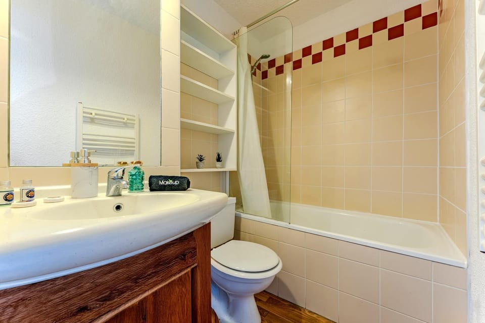 Classic Apartment, Balcony, Mountain View | Bathroom | Combined shower/tub, free toiletries, hair dryer, towels