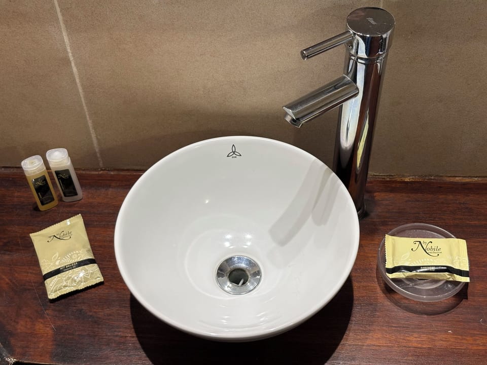 Family Room | Bathroom | Shower, hair dryer, towels, toilet paper