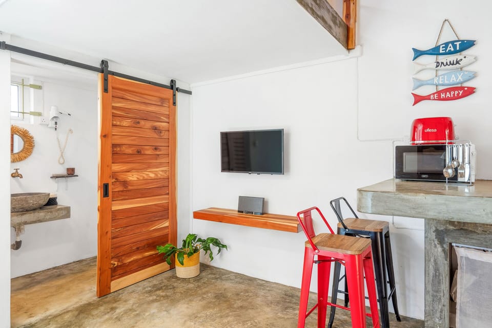 Classic Double Room | Living area | 32-inch flat-screen TV with cable channels, table tennis, books