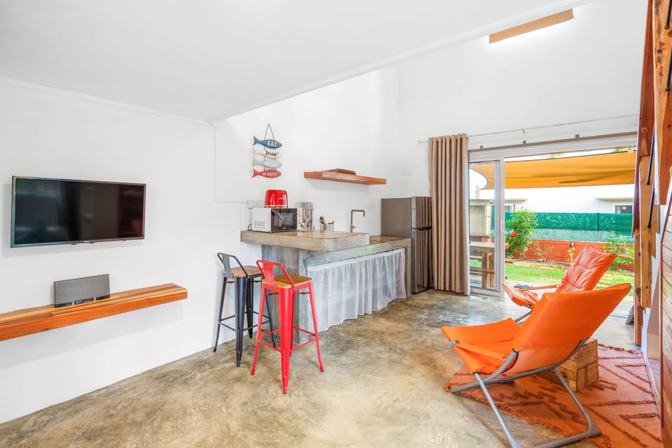Classic Double Room | Living area | 32-inch flat-screen TV with cable channels, table tennis, books