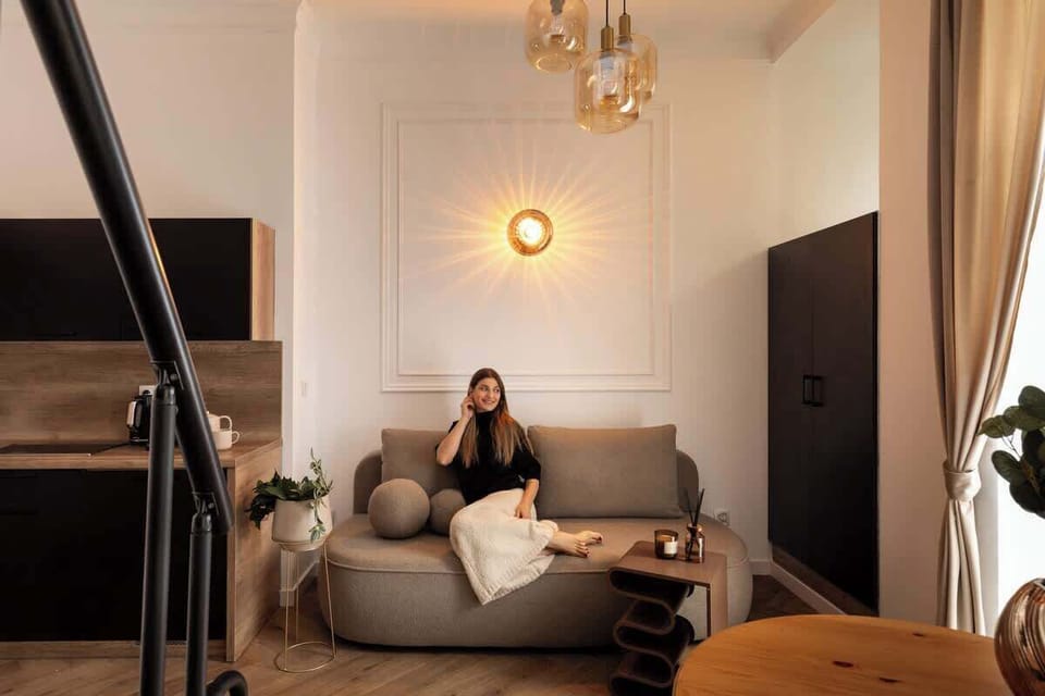 W części dziennej znajduje się łóżko małżeńskie, rozkładana sofa z funkcją spania, oraz antresola, na której umieszczono materac zapewniający komfortowy sen dla dwóch osób. 