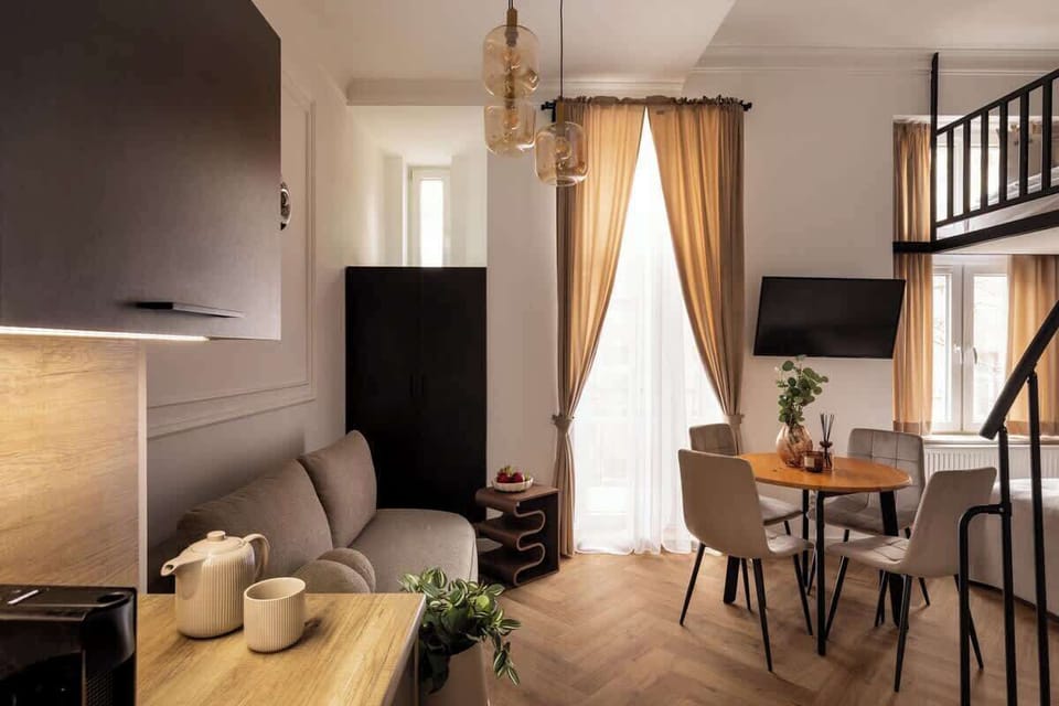 W części dziennej znajduje się łóżko małżeńskie, rozkładana sofa z funkcją spania, oraz antresola, na której umieszczono materac zapewniający komfortowy sen dla dwóch osób. 