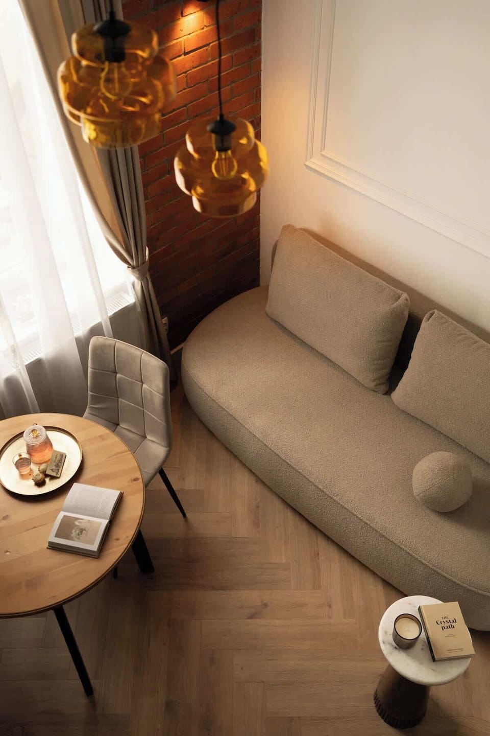 Główna część apartamentu to jasne studio, w którym znajduje się rozkładana sofa pełniąca funkcję wygodnego miejsca do wypoczynku i spania. Naprzeciwko usytuowano telewizor z dostępem do telewizji naziemnej oraz Smart TV.