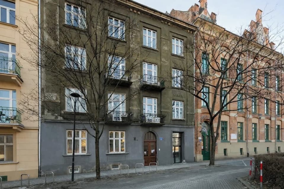 W kilka minut spacerem można dotrzeć do Dworca Głównego, Galerii Krakowskiej oraz Starego Miasta, gdzie czekają na Gości takie atrakcje jak Rynek Główny, Sukiennice czy Wawel. Okolica obfituje w restauracje, kawiarnie, piekarnie oraz sklepy.