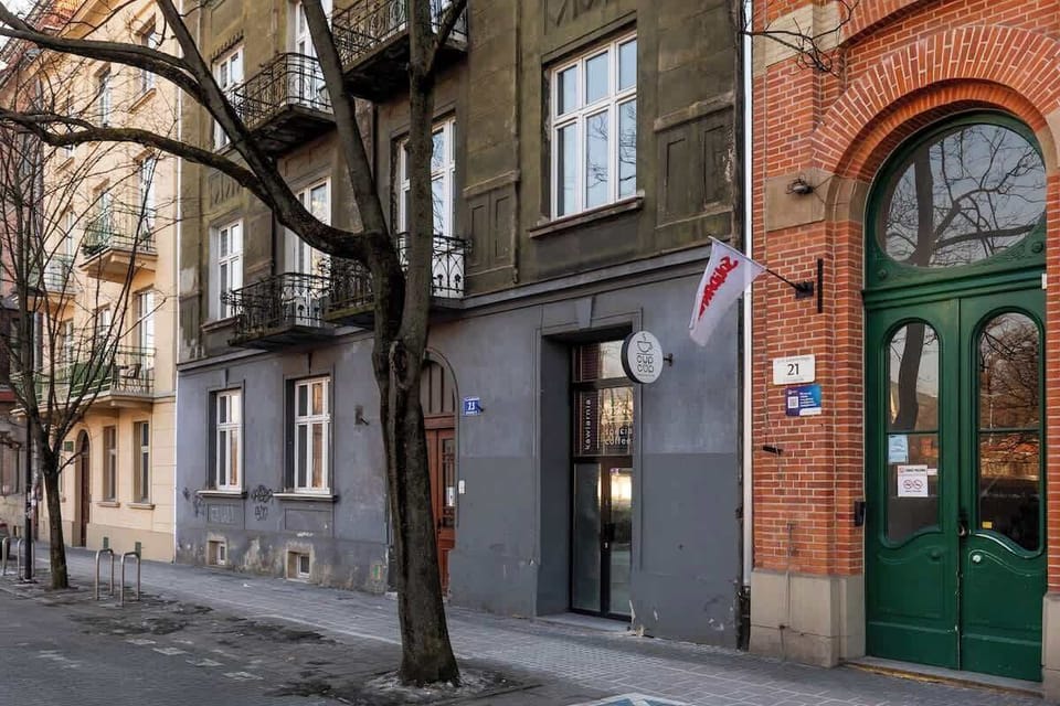 W kilka minut spacerem można dotrzeć do Dworca Głównego, Galerii Krakowskiej oraz Starego Miasta, gdzie czekają na Gości takie atrakcje jak Rynek Główny, Sukiennice czy Wawel. Okolica obfituje w restauracje, kawiarnie, piekarnie oraz sklepy.