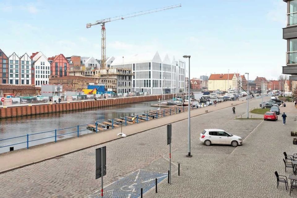 Apartament zlokalizowany jest na 1 piętrze bardzo nowoczesnego apartamentowca położonego tuż obok rzeki, umożliwiającego korzystanie ze strefy SPA składającej się z basenu, siłowni, sauny oraz jacuzzi.
