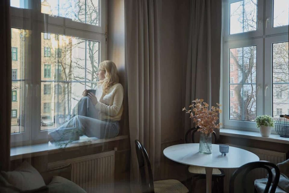 Jasny salon stanowi serce apartamentu. Wyposażony został w wygodną, rozkładaną sofę z funkcją spania, która zapewnia dodatkowe miejsce noclegowe, oraz telewizor.