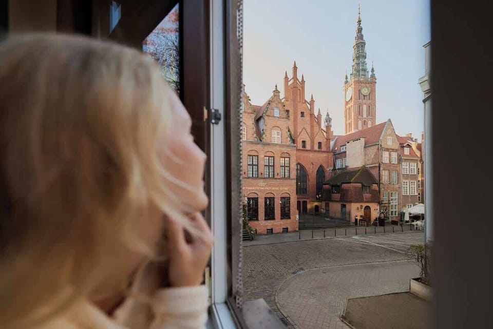 Jasny salon stanowi serce apartamentu. Wyposażony został w wygodną, rozkładaną sofę z funkcją spania, która zapewnia dodatkowe miejsce noclegowe, oraz telewizor.
