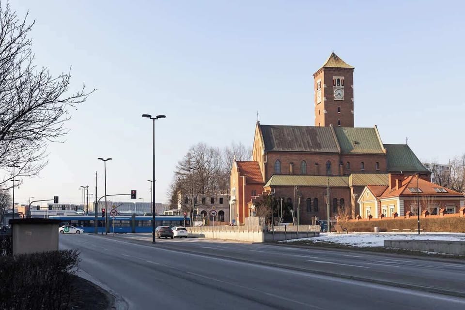 W kilka minut spacerem można dotrzeć do Dworca Głównego, Galerii Krakowskiej oraz Starego Miasta, gdzie czekają na Gości takie atrakcje jak Rynek Główny, Sukiennice czy Wawel. Okolica obfituje w restauracje, kawiarnie, piekarnie oraz sklepy.