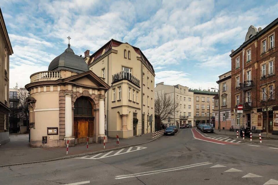 Okolica ul. Madalińskiego w Krakowie to idealne miejsce na komfortowy pobyt w spokojnej, a jednocześnie dobrze skomunikowanej części miasta. W pobliżu znajdują się liczne restauracje i kawiarnie, a także najważniejsze zabytki Krakowa,