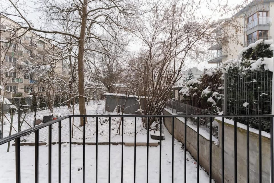 Z apartamentu prowadzi bezpośrednie wyjście na balkon, który stanowi idealne miejsce na poranną kawę lub chwilę relaksu na świeżym powietrzu.