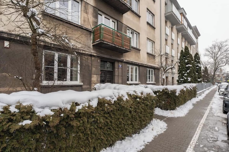 W pobliżu znajdują się bulwary wiślane, doskonałe na spacery i rekreację, a szybki dojazd pozwala w krótkim czasie dotrzeć do Starego Miasta, Kazimierza czy na Wawel. Okolica oferuje również sklepy, kawiarnie i restauracje.