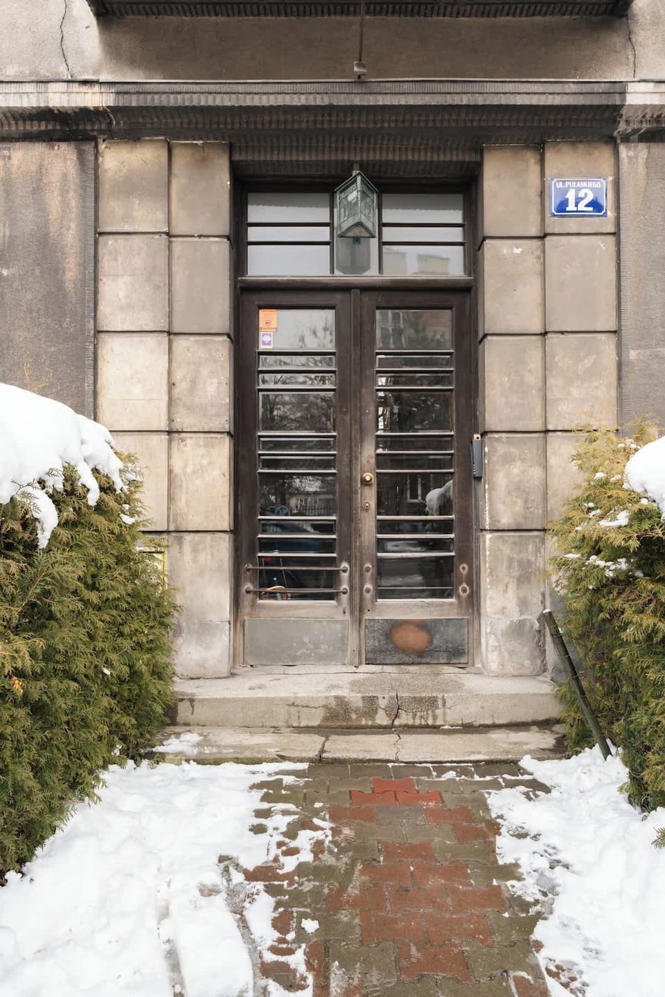 W pobliżu znajdują się bulwary wiślane, doskonałe na spacery i rekreację, a szybki dojazd pozwala w krótkim czasie dotrzeć do Starego Miasta, Kazimierza czy na Wawel. Okolica oferuje również sklepy, kawiarnie i restauracje.