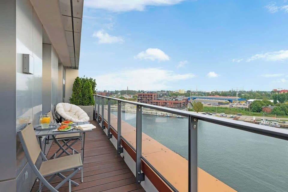 Z salonu prowadzi wyjście na balkon z widokiem na rzekę Motławę, który stanowi wyjątkowe miejsce na poranną kawę lub wieczorny odpoczynek z widokiem na wodę.
