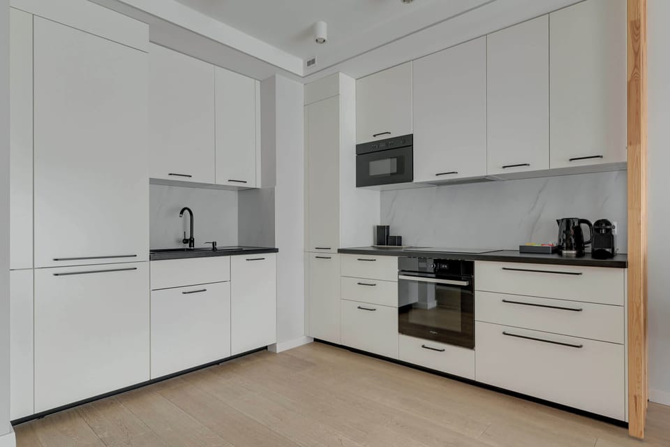 Chlebova 2.06 to jasny i funkcjonalny apartament dla 5 osób, w tym maksymalnie 4 dorosłych. Oferuje sypialnię, salon z aneksem kuchennym i jadalnią, łazienkę z prysznicem i pralką oraz balkon z widokiem na rzekę.
