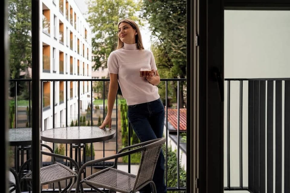 Z salonu prowadzi wyjście na prywatny balkon – idealne miejsce na poranną kawę lub wieczorny relaks.
