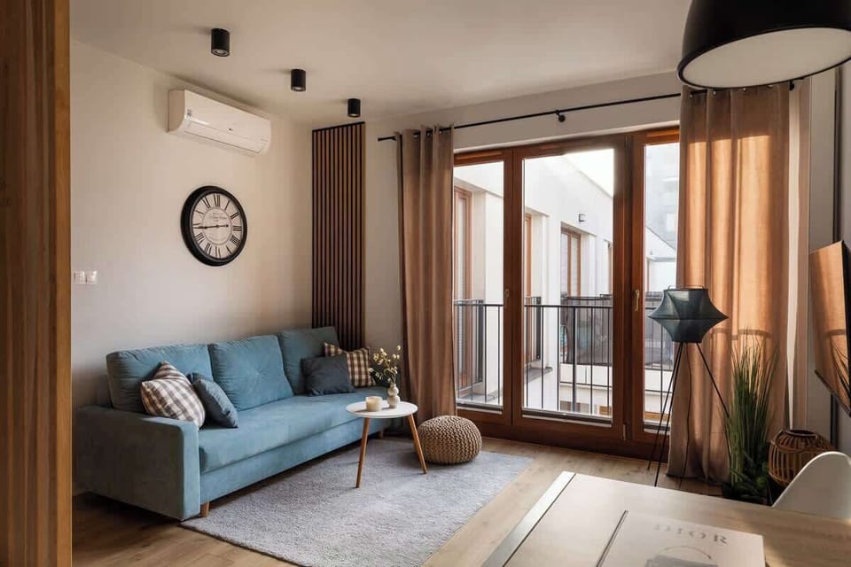 Klimatyzowany salon urządzony w nowoczesnym stylu stanowi centralną część apartamentu. Znajduje się tu wygodna, rozkładana sofa. Za ścianką wydzielono przytulną część sypialnianą z wygodnym łóżkiem małżeńskim. Tuż obok znajduje się pojemna szafa.