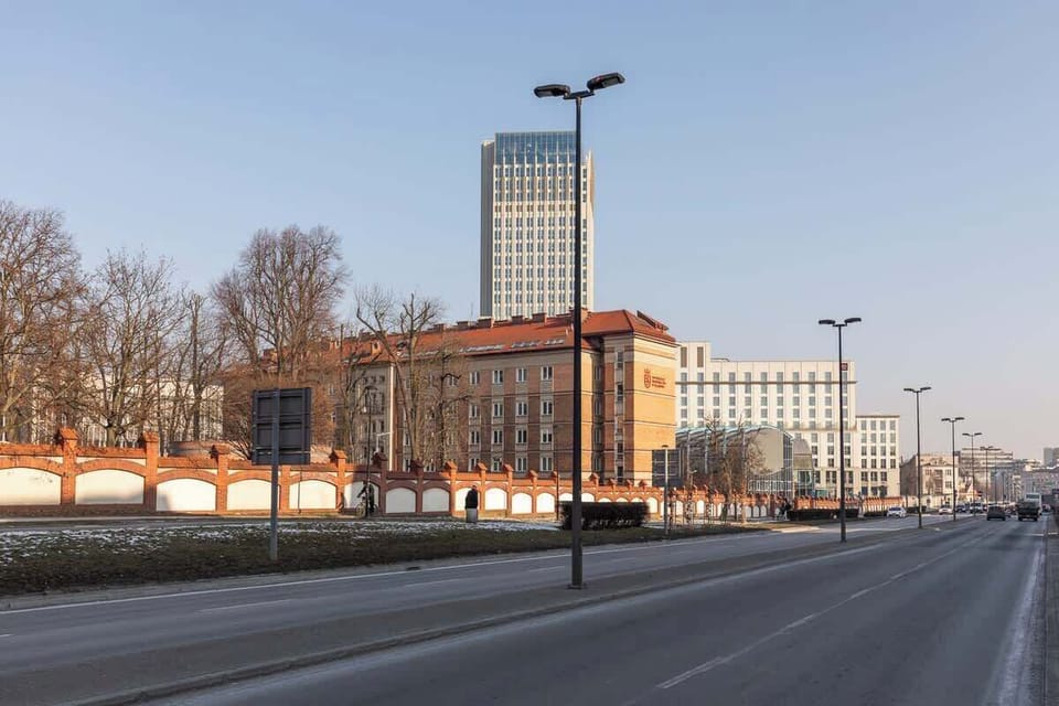 W kilka minut spacerem można dotrzeć do Dworca Głównego, Galerii Krakowskiej oraz Starego Miasta, gdzie czekają na Gości takie atrakcje jak Rynek Główny, Sukiennice czy Wawel. Okolica obfituje w restauracje, kawiarnie, piekarnie oraz sklepy.