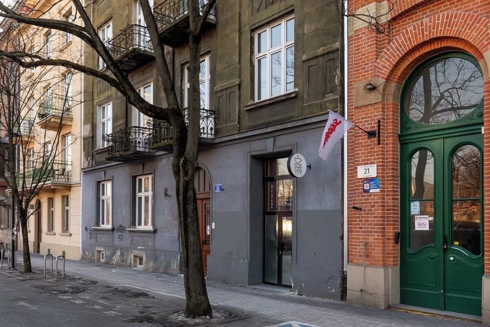 W kilka minut spacerem można dotrzeć do Dworca Głównego, Galerii Krakowskiej oraz Starego Miasta, gdzie czekają na Gości takie atrakcje jak Rynek Główny, Sukiennice czy Wawel. Okolica obfituje w restauracje, kawiarnie, piekarnie oraz sklepy.