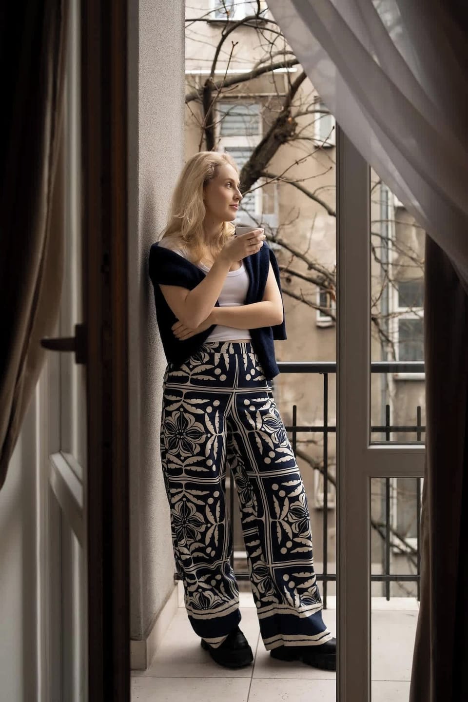 W studio znajduje się również balkon, który stanowi idealne miejsce na poranną kawę, chwilę relaksu lub odpoczynek na świeżym powietrzu po dniu zwiedzania.