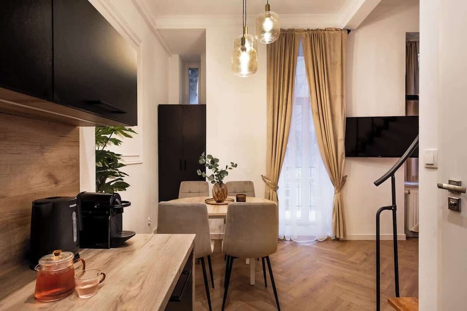 Główna część apartamentu to funkcjonalnie zaaranżowane studio, w którym znajduje się wygodne łóżko małżeńskie, ustawione naprzeciwko telewizora z dostępem do telewizji naziemnej i SMART TV. 