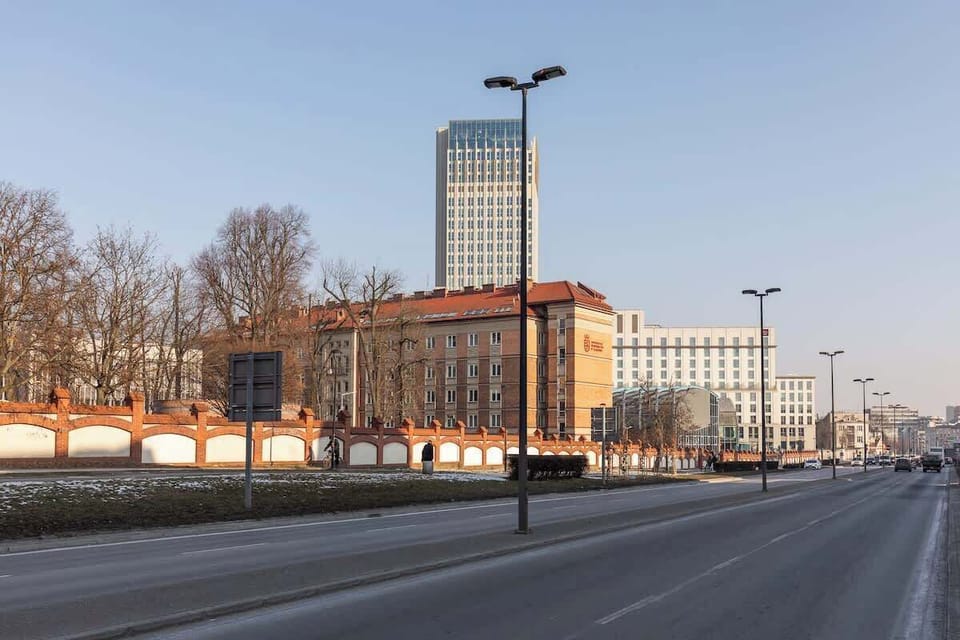W kilka minut spacerem można dotrzeć do Dworca Głównego, Galerii Krakowskiej oraz Starego Miasta, gdzie czekają na Gości takie atrakcje jak Rynek Główny, Sukiennice czy Wawel. Okolica obfituje w restauracje, kawiarnie, piekarnie oraz sklepy.