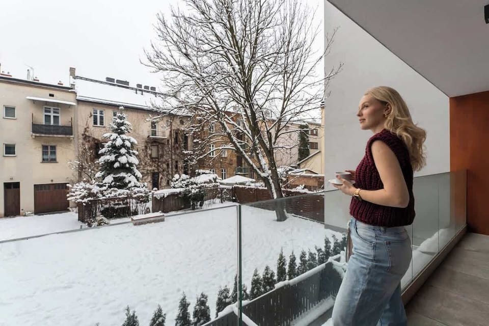 Dużym atutem salonu jest bezpośrednie wyjście na balkon, które doświetla wnętrze i pozwala na chwilę relaksu na świeżym powietrzu.