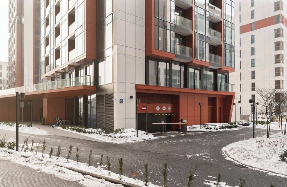 Apartament położony jest na warszawskiej Woli, tuż przy Rondzie Daszyńskiego, z doskonałym dostępem do metra i komunikacji miejskiej. W okolicy znajdują się restauracje, kawiarnie, sklepy oraz Browary Warszawskie i Muzeum Powstania Warszawskiego.