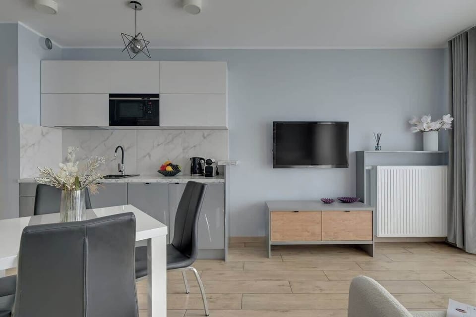 Aneks kuchenny został w pełni wyposażony i utrzymany w nowoczesnej, eleganckiej stylistyce. Do dyspozycji gości jest płyta grzewcza, mikrofalówka, lodówka, ekspres do kawy, czajnik oraz niezbędne naczynia i akcesoria kuchenne.