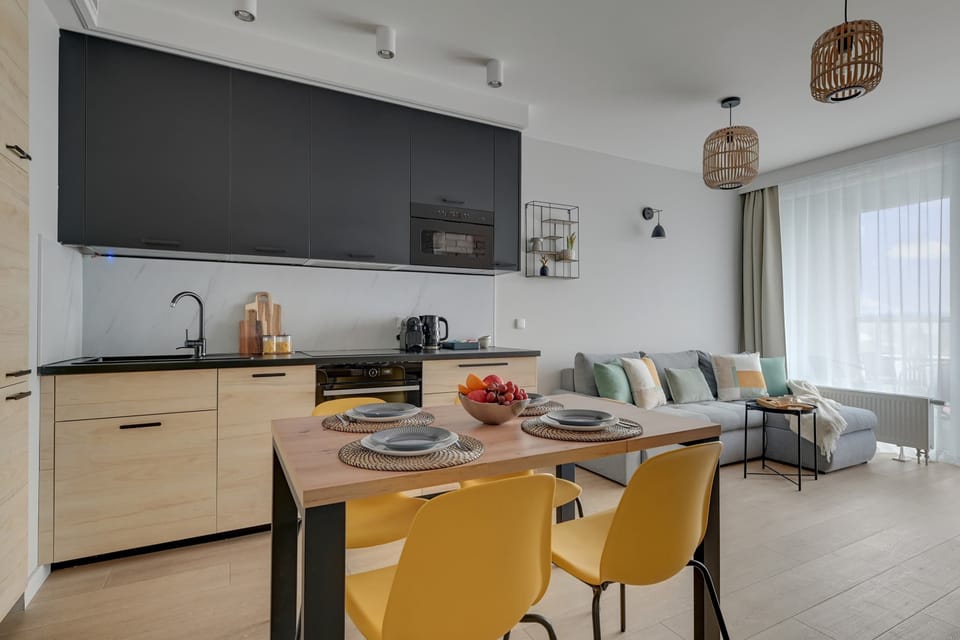 Chlebova 6.18 to przestronny, w pełni wyposażony apartament dla maks. 4 osób. Oferuje sypialnię z łóżkiem małżeńskim, miejscem do pracy i TV, salon z aneksem kuchennym, łazienkę z prysznicem i pralką oraz balkon idealny na poranną kawę.