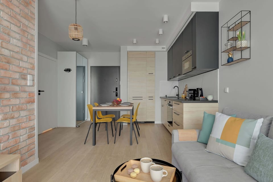 Chlebova 6.18 to przestronny, w pełni wyposażony apartament dla maks. 4 osób. Oferuje sypialnię z łóżkiem małżeńskim, miejscem do pracy i TV, salon z aneksem kuchennym, łazienkę z prysznicem i pralką oraz balkon idealny na poranną kawę.