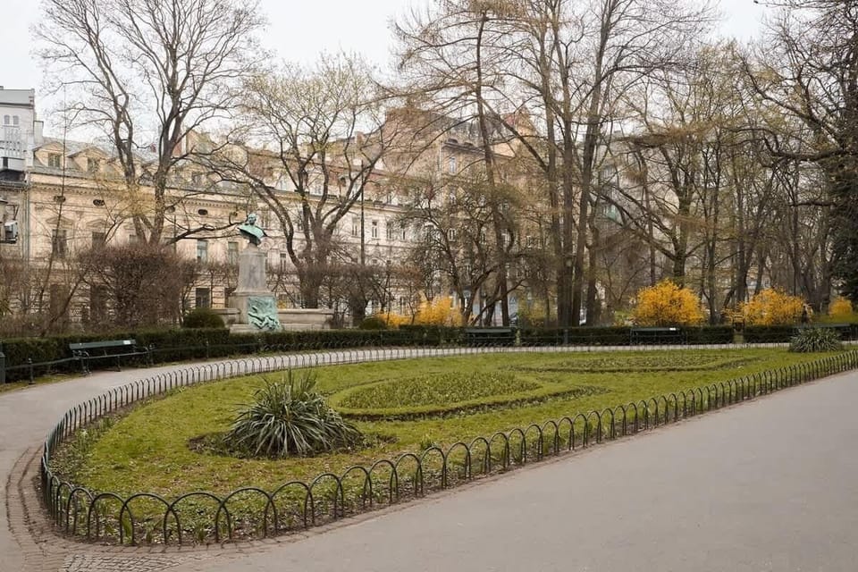 Ulica Dunajewskiego to centrum Krakowa – przy Plantach, kilka minut od Rynku. W pobliżu kawiarnie, restauracje i atrakcje oraz świetna komunikacja miejska.