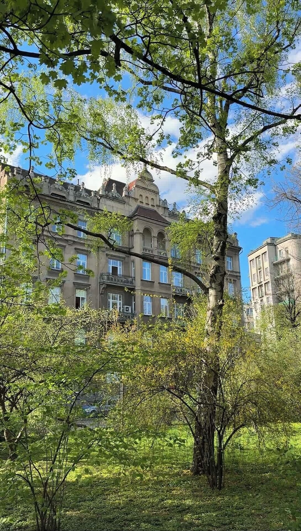 Ulica Dunajewskiego to centrum Krakowa – przy Plantach, kilka minut od Rynku. W pobliżu kawiarnie, restauracje i atrakcje oraz świetna komunikacja miejska.