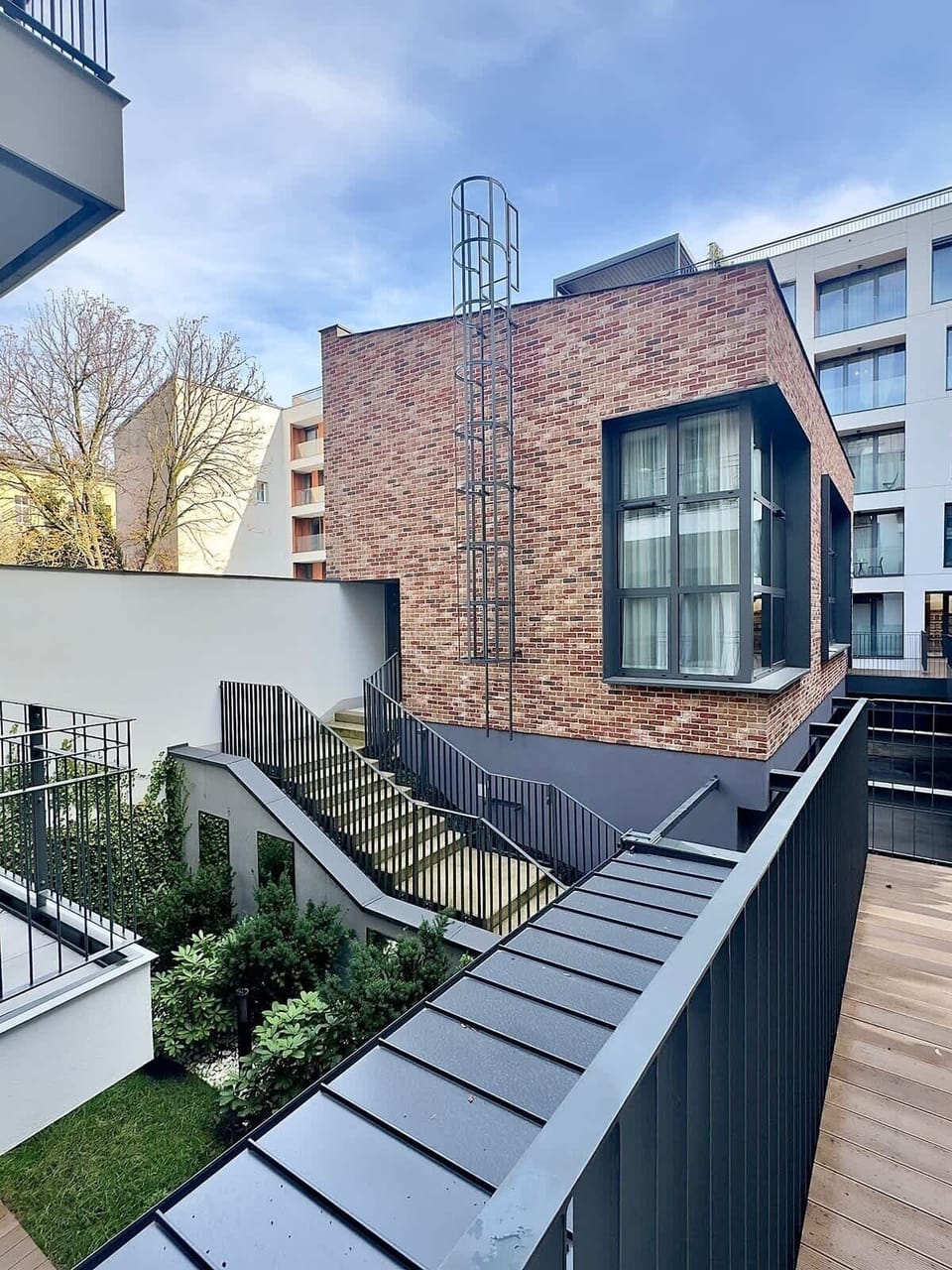Apartament znajduje się w jednej z najlepszych lokalizacji, łącząc bliskość miasta z dostępem do terenów rekreacyjnych. Wystarczy trzy minuty spaceru, aby znaleźć się na Bulwarach Wiślanych, idealnym na bieganie, spacery czy przejażdżki rowerowe.