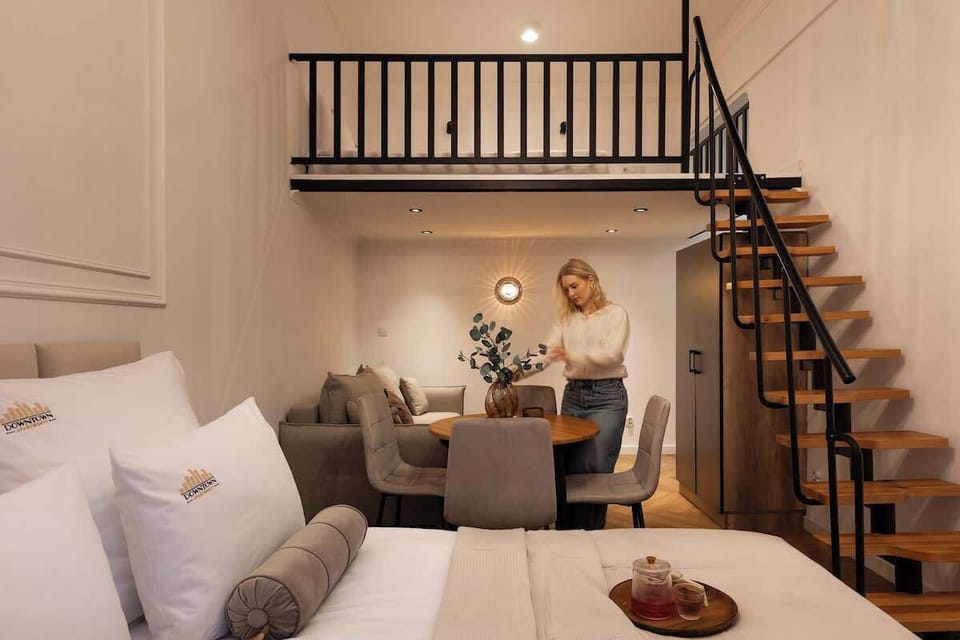Główna część apartamentu to jasne studio z łóżkiem małżeńskim, telewizorem z telewizją naziemną i Smart TV, rozkładaną sofą oraz szafą na ubrania i bagaż.