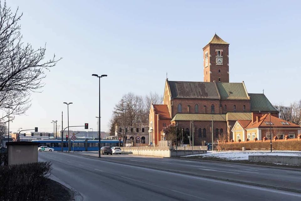W kilka minut spacerem można dotrzeć do Dworca Głównego, Galerii Krakowskiej oraz Starego Miasta, gdzie czekają na Gości takie atrakcje jak Rynek Główny, Sukiennice czy Wawel. Okolica obfituje w restauracje, kawiarnie, piekarnie oraz sklepy.