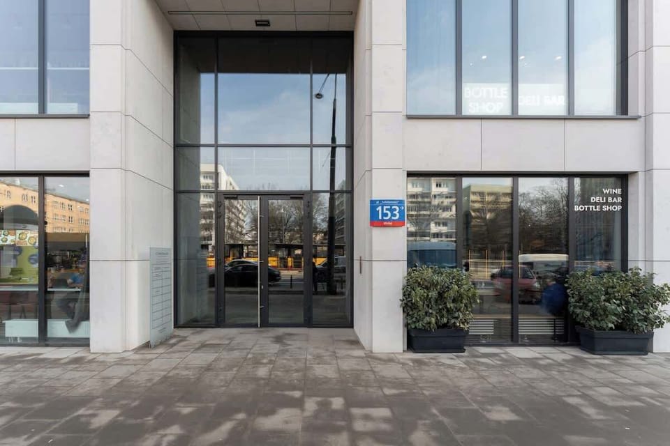 To świetna baza wypadowa do zwiedzania miasta - w niedalekiej odległości znajdują się Stare Miasto, Ogród Saski oraz liczne muzea, restauracje i kawiarnie.