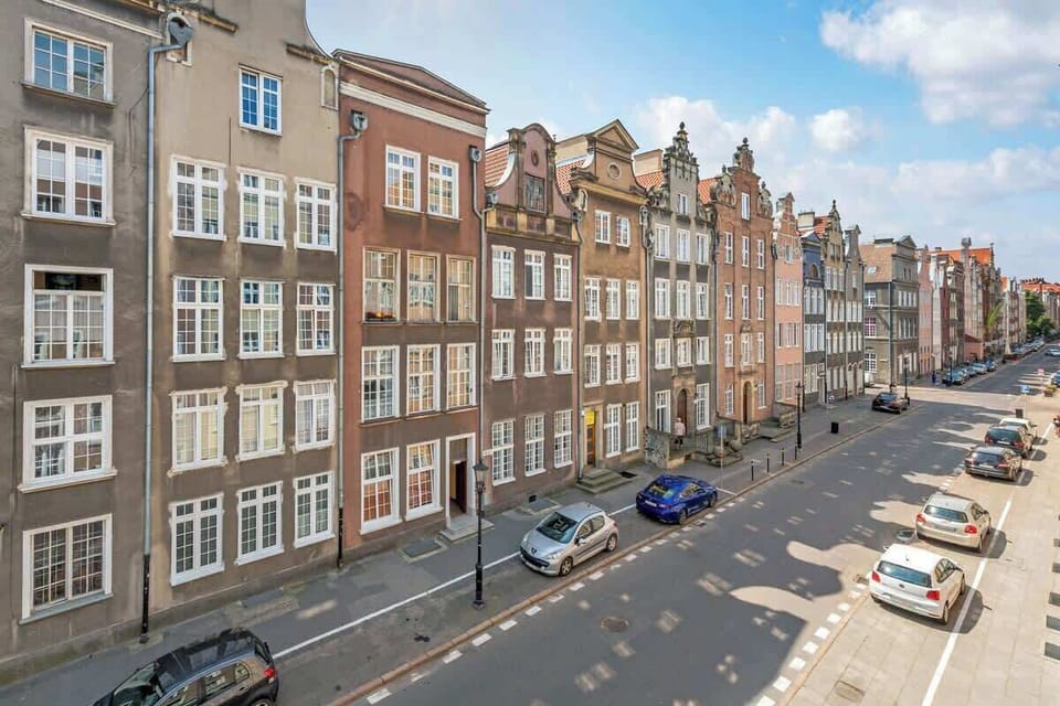 Apartament zlokalizowany jest na 2 piętrze zabytkowej kamienicy zlokalizowanej przy ulicy Ogarnej. Jej bezpośrednie sąsiedztwo stanowi najpopularniejsza ulica Gdańska - ulica Długa.