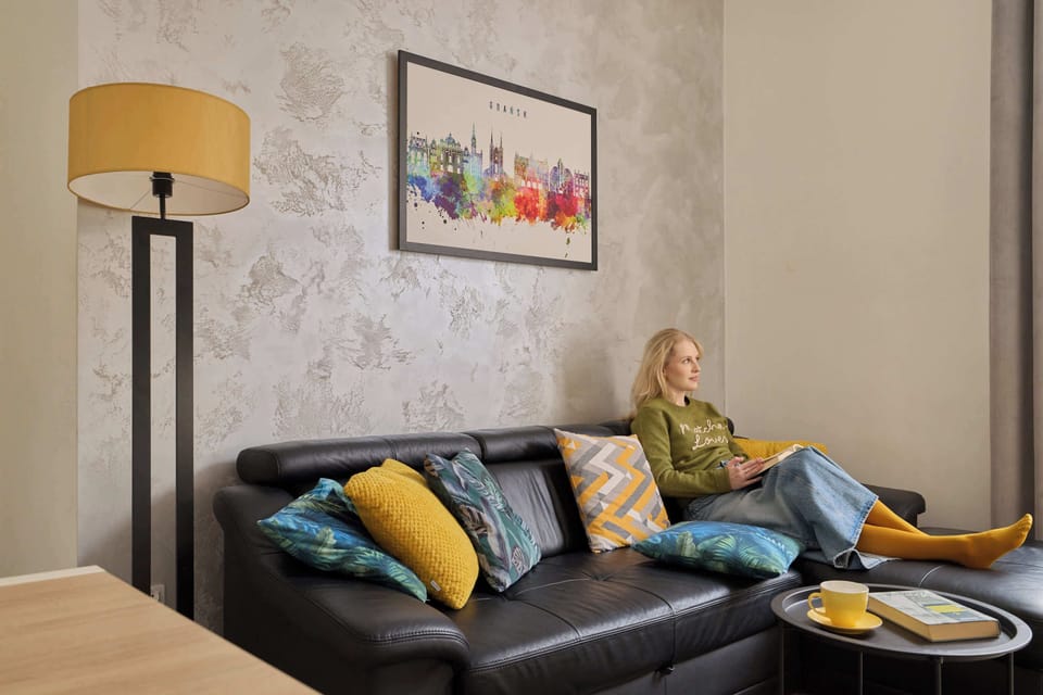 Apartament składa się z jasnego salonu z wygodną sofą, stolikiem kawowym, telewizorem oraz częścią jadalnianą. 